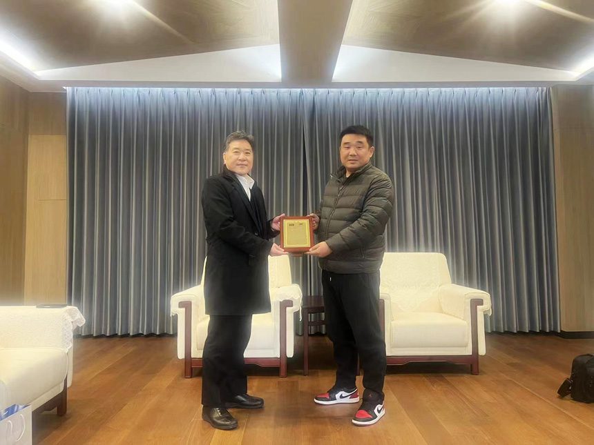 OTC海表事业部长，中国区董事长、副总、机械人部部长，交易担任亲自颁奖